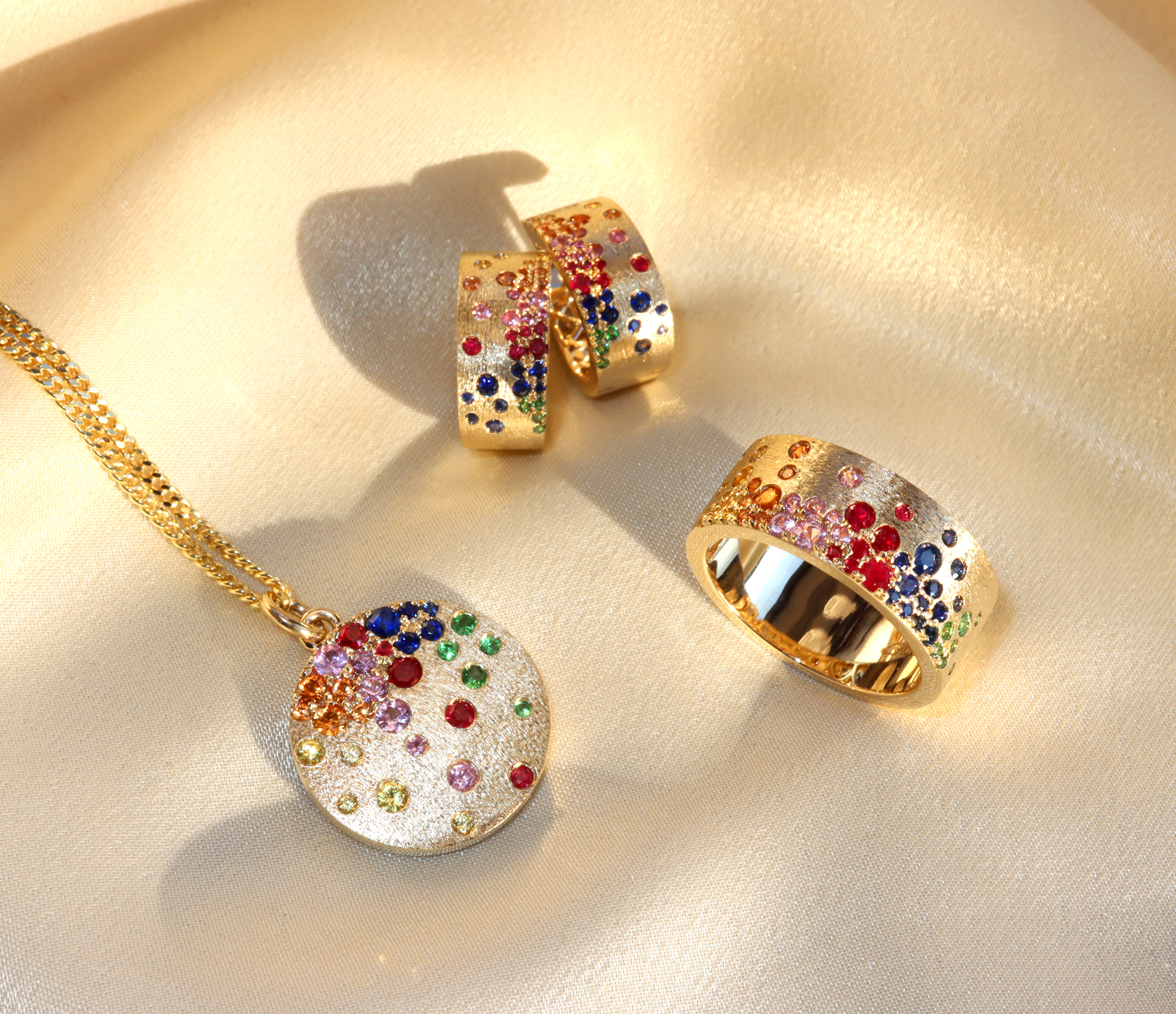 Schmuckset aus Ring, Halskette und Ohrringen im Sternenhimmel Design in Gelbgold 585 mit Multicolor Saphiren, Rubinen und Tsavoriten